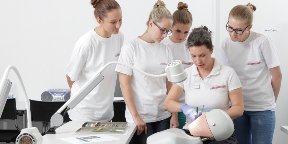 Anmeldung «Fach- und Selbstkompetenz» > Höhere Fachschule Dentalhygiene